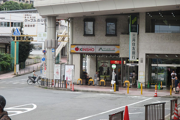 生駒駅南出口から降りて右へ