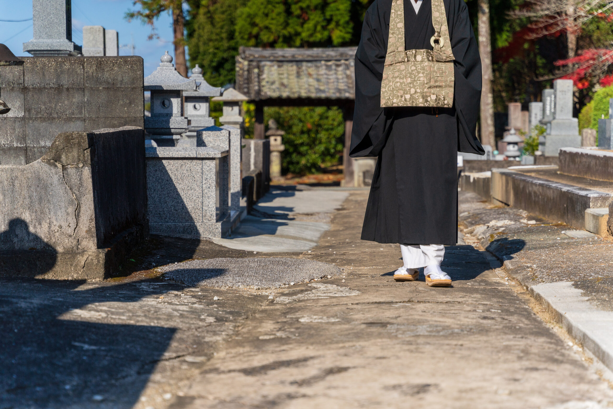 墓地を歩く僧侶